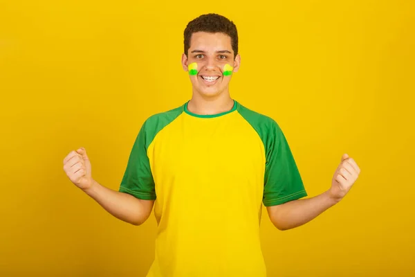 Fiatal Brazil Férfi Focirajongó Öltözött Zöld Sárga Ünneplés — Stock Fotó
