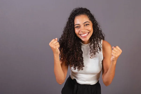Genç Siyah Brezilyalı Kadın Evet Kutluyor — Stok fotoğraf