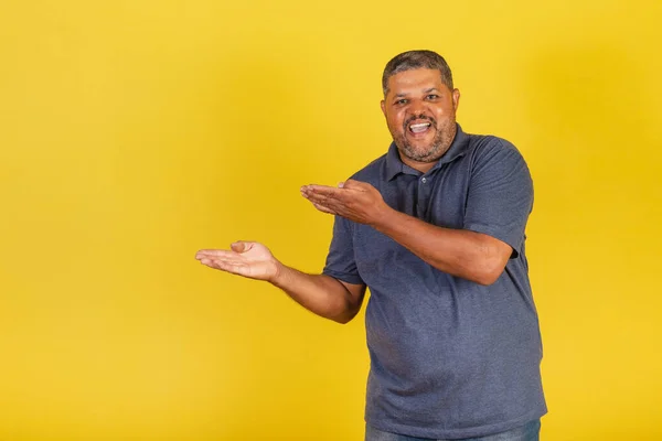 Hombre Negro Brasileño Adulto Sonriendo Presentando Algo Izquierda Foto Publicitaria —  Fotos de Stock