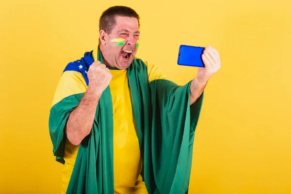 Uomo Adulto Tifoso Calcio Brasiliano Usando Bandiera Smartphone Guardando Gioco — Foto Stock