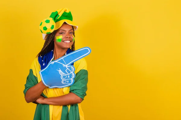 Mulher Negra Jovem Futebol Brasileiro Chapéu Dedo Espuma Mostrando Algo — Fotografia de Stock