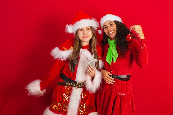 Два Бразильські Друзі Одягнені Різдвяний Одяг Санта Клаус Тримають Різдвяні — стокове фото