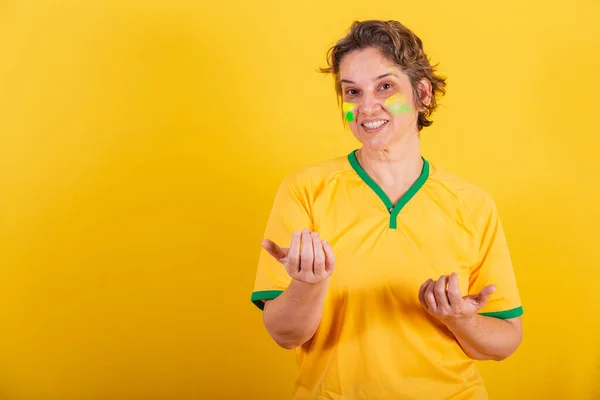 Adult Adult Woman Soccer Fan Brazil Calling Hands Inviting — Stock Photo, Image