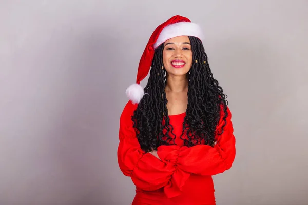 ブラジルの黒人女性クリスマス服を着て陽気なクリスマス笑顔腕を組んで — ストック写真