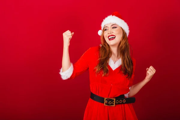 美しいブラジルの赤髪の女性 クリスマス服を着て サンタクロース お祝い — ストック写真