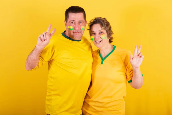 Pareja Adulta Fanáticos Del Fútbol Brasileño Aislados Amarillo —  Fotos de Stock