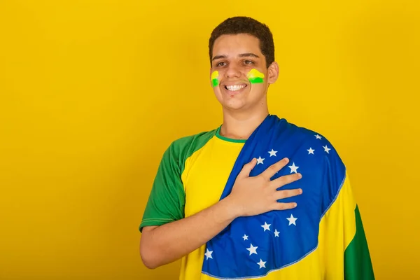 Joven Aficionado Fútbol Brasileño Vestido Verde Mano Sobre Pecho Gratitud — Foto de Stock