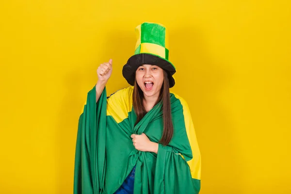 Kavkazská Žena Fotbalový Fanoušek Brazílie Slaví Vítězství Svého Týmu Mistrovství — Stock fotografie