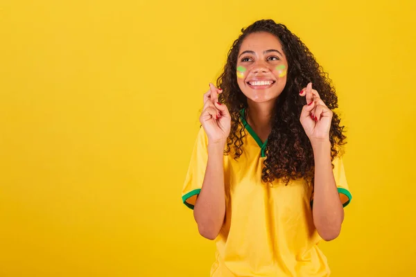 Jovem Negra Brasileira Futebol Sinal Sorte Dedos Cruzados Desejando — Fotografia de Stock