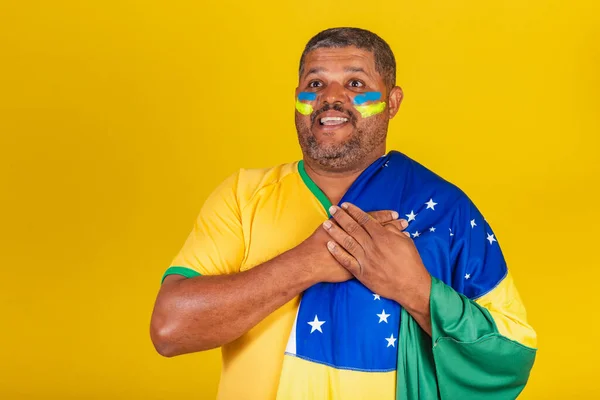 Brazilský Černoch Fotbalový Fanoušek Brazílie Rukou Hrudi Vděčnost — Stock fotografie