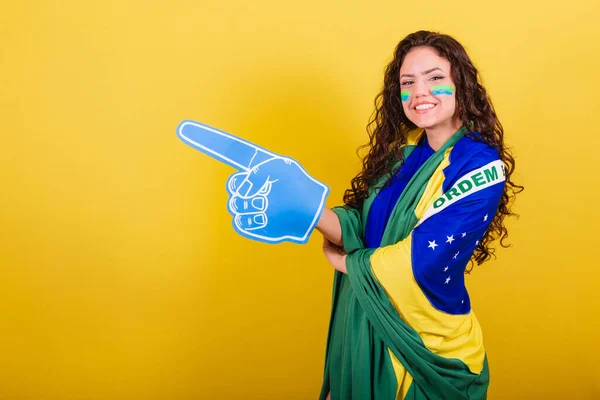 Фанатка Футбола Фанатка Бразилии Кубок Мира Пенной Перчатке Указывая Негативное — стоковое фото