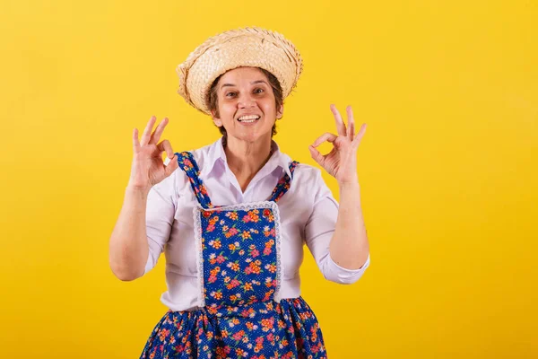 Reife Frau Typischer Festa Junina Kleidung Zeichen Mit Den Fingern — Stockfoto