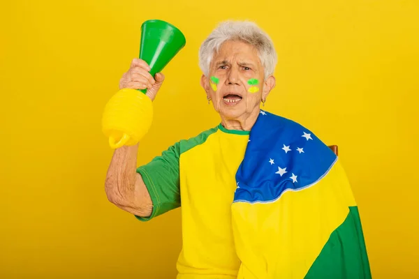 Idosa Futebol Brasil Torcendo Com Bandeira — Fotografia de Stock