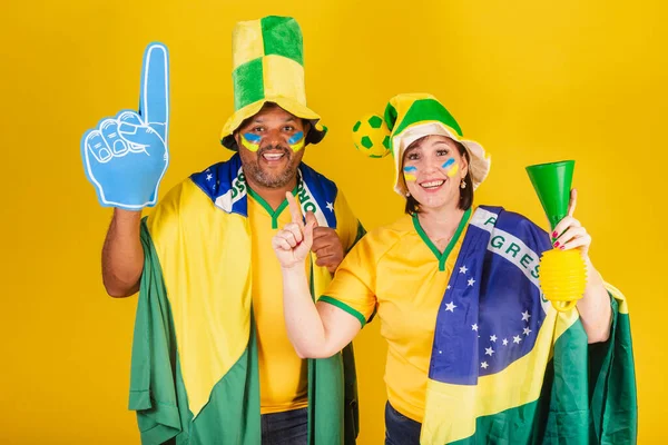 Paar Rothaarige Frau Und Schwarzer Mann Brasilianische Fußballfans — Stockfoto