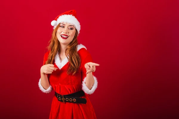 美しいブラジルの赤髪の女性 クリスマス服を着て サンタクロース カメラを向けあなたを選び — ストック写真