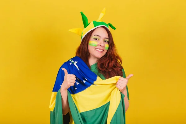 白人女性 ブラジルのサッカーファン 親指アップ のような — ストック写真