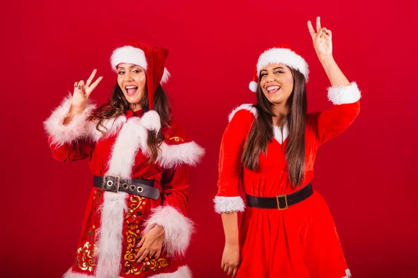 Βραζιλιάνες Φίλες Ντυμένες Χριστουγεννιάτικα Ρούχα Άγιος Βασίλης Ειρήνη Και Αγάπη — Φωτογραφία Αρχείου