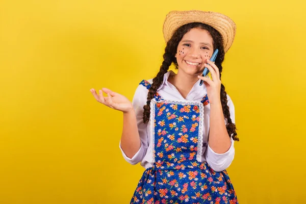 Mädchen Typischer Kleidung Für Die Festa Junina Sprachgesprächen Handy Verbunden — Stockfoto