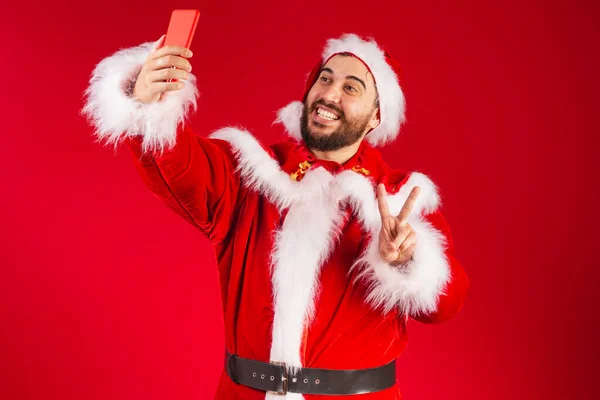 Brazilský Muž Oblečený Santa Claus Oblečení Drží Smartphone Autoportrét Mobilním — Stock fotografie