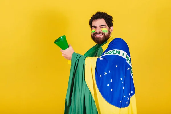 Hombre Brasileño Barbudo Fanático Del Fútbol Brasil Usando Cuerno Partido —  Fotos de Stock