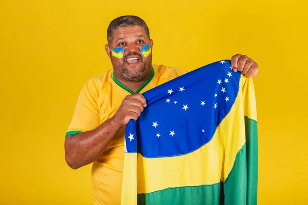 Brasilianischer Schwarzer Fußballfan Aus Brasilien Die Fahne Brasiliens Hissen — Stockfoto