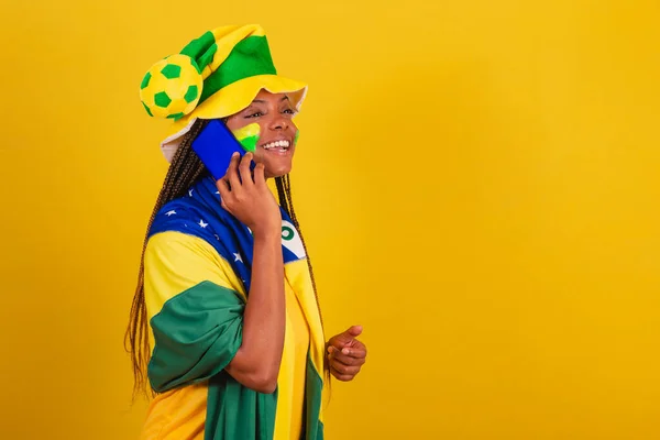 Mulher Negra Jovem Futebol Brasileiro Usando Smartphone Para Chamada Voz — Fotografia de Stock
