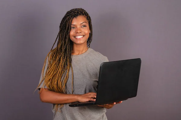 Jong Afro Braziliaanse Vrouw Met Notebook Werken Met Laptop Computer — Stockfoto