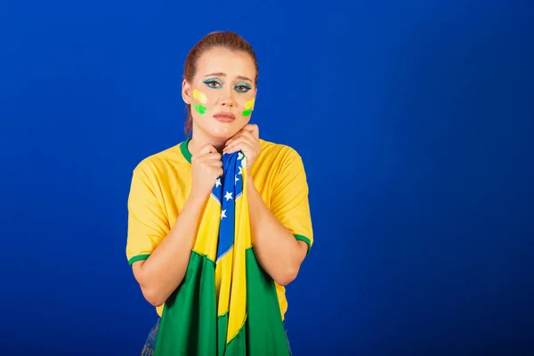 Kaukasische Frau Rothaarig Brasilianischer Fußballfan Brasilianisch Blauer Hintergrund Traurig Und — Stockfoto