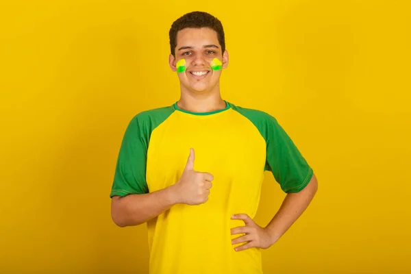 Joven Aficionado Fútbol Brasileño Vestido Verde Amarillo Pulgares Hacia Arriba — Foto de Stock