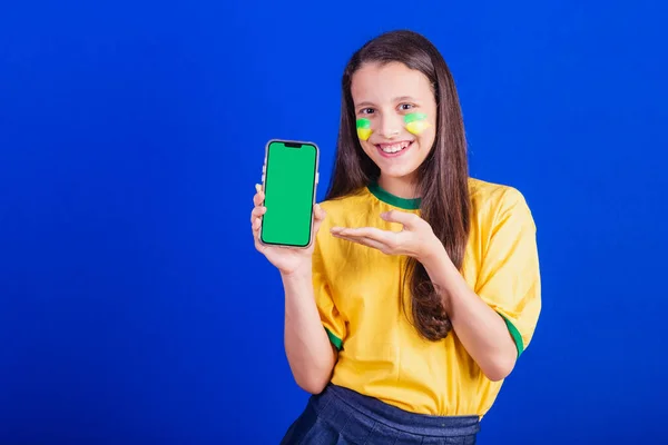 Jeune Fille Fan Football Brésil Tenant Téléphone Portable Écran Pour — Photo