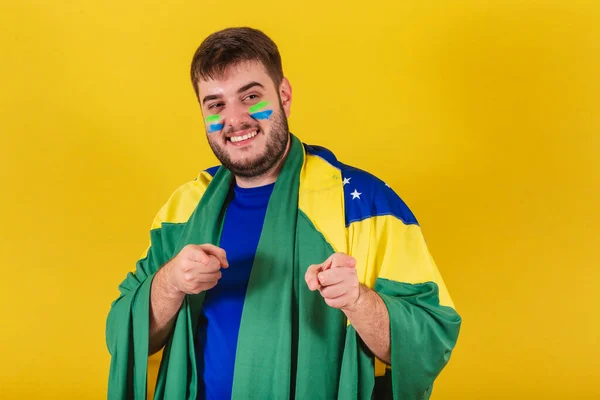 Biały Brazylijczyk Brazylijski Fan Piłki Nożnej Wskazujący Kamerę Palec Wskazujący — Zdjęcie stockowe
