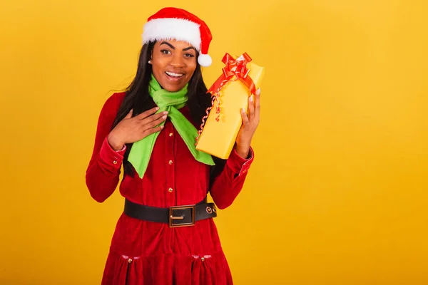 Прекрасна Чорношкіра Бразилька Вбрана Різдвяний Одяг Санта Клаус Обнімає Жовтий — стокове фото