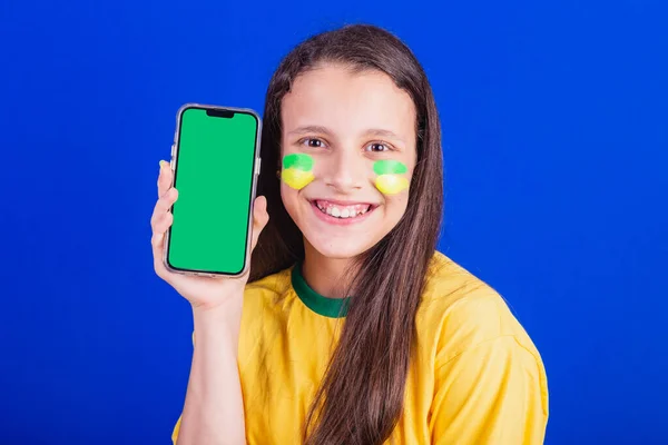 Юна Дівчина Футбольний Фанат Бразилії Тримати Мобільний Екран Реклами Рекламу — стокове фото