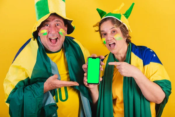 Erwachsenes Paar Fußballfan Aus Brasilien Mit Fahne Zeigt Auf Smartphone — Stockfoto
