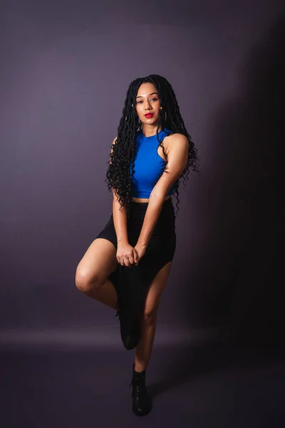 Mooie Zwarte Braziliaanse Vrouw Gekleed Het Blauw Full Length Portret — Stockfoto