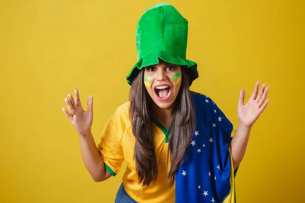 ブラジルの女性サポーター ワールドカップ2022 ゲームに行くために典型的なファンの服を着て ブラジルのフラグと緑の帽子 パーティーだ 悲鳴の目標 — ストック写真