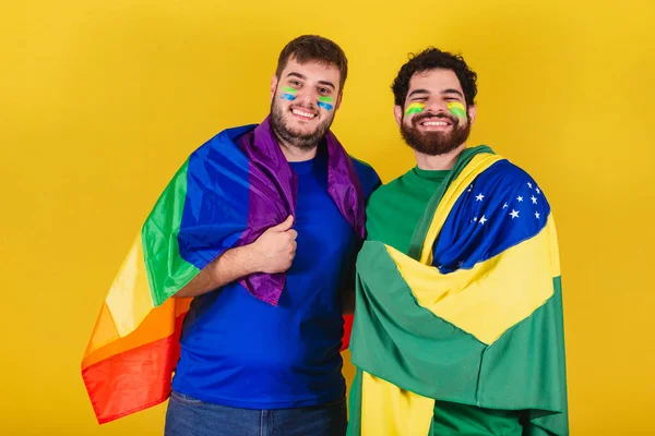 Casal Homens Brasileiros Fãs Futebol Brasil Vestindo Bandeira Lgbt — Fotografia de Stock