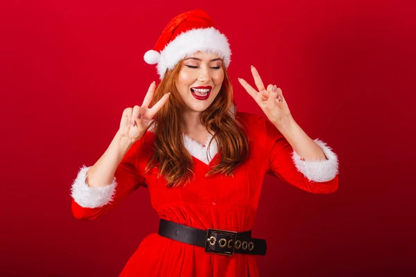 Schöne Brasilianische Rothaarige Frau Weihnachtskleidung Weihnachtsmann Frieden Und Liebe Posieren — Stockfoto