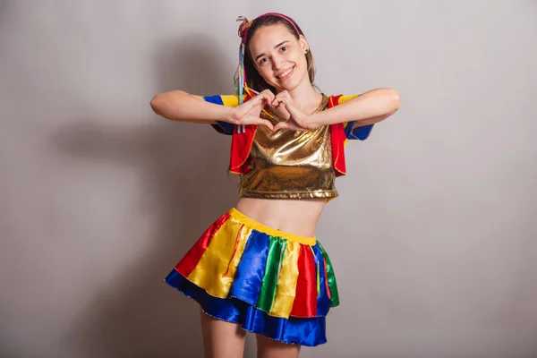 Όμορφη Βραζιλιάνα Καυκάσια Γυναίκα Φορώντας Frevo Ρούχα Καρναβαλιού Καρδιά Χέρι — Φωτογραφία Αρχείου