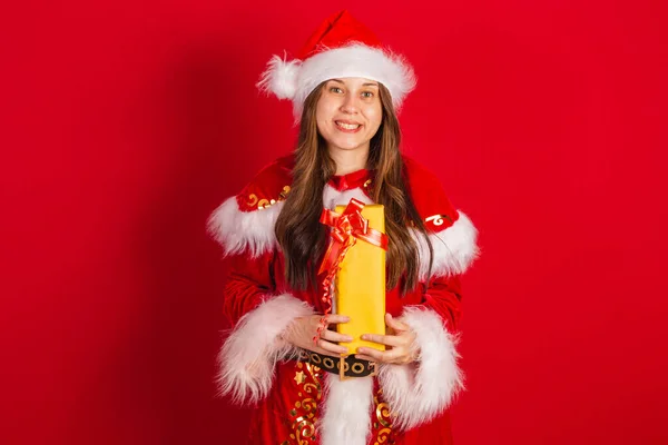 Blanke Braziliaanse Vrouw Kerstkleren Kerstman Met Geel Cadeau — Stockfoto