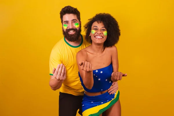 Párek Brazilských Fotbalových Fanoušků Oblečených Barvách Brazílie Černošky Bělocha Lákavé — Stock fotografie