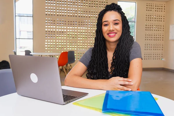 年轻的黑人妇女 巴西裔 大学生在笔记本上工作 对着相机微笑 — 图库照片