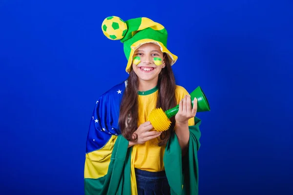 Mladá Dívka Fotbalový Fanoušek Brazílie Oblečený Klobouku Vlajce Dělat Hluk — Stock fotografie