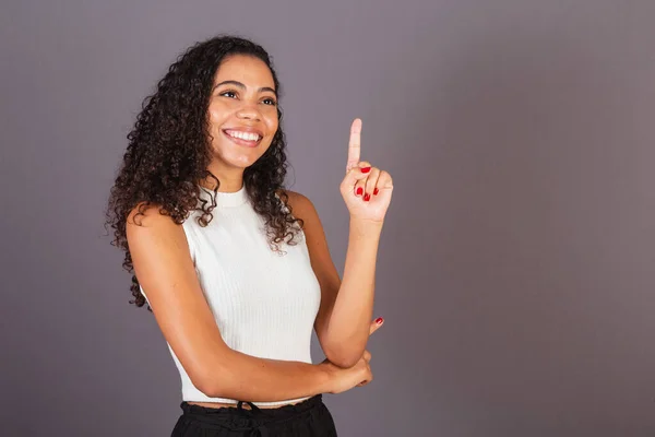 Genç Siyah Brezilyalı Kadın Parmağını Kaldır Cevap Ver Fikir — Stok fotoğraf