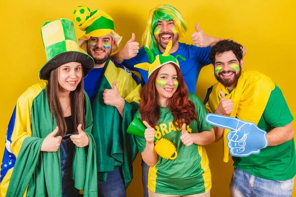 Grupo Amigos Fãs Futebol Brasil Usando Bandeira Brasil Fazendo Polegares — Fotografia de Stock