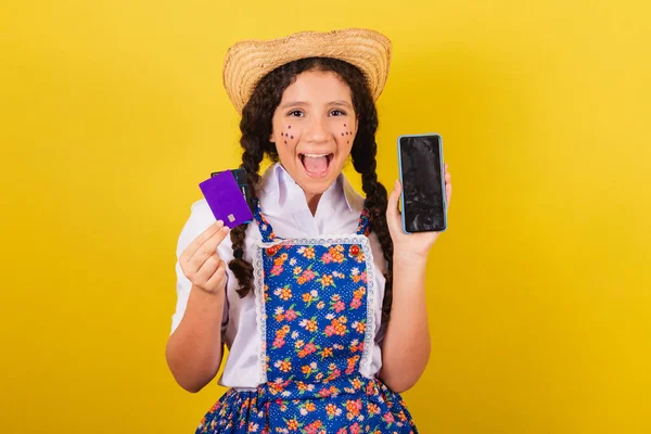 Дівчина Типовому Одязі Festa Junina Тримати Мобільні Телефони Банківські Карти — стокове фото