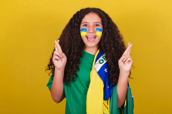 ブラジル人 サッカーファンの女の子 指が交差 — ストック写真