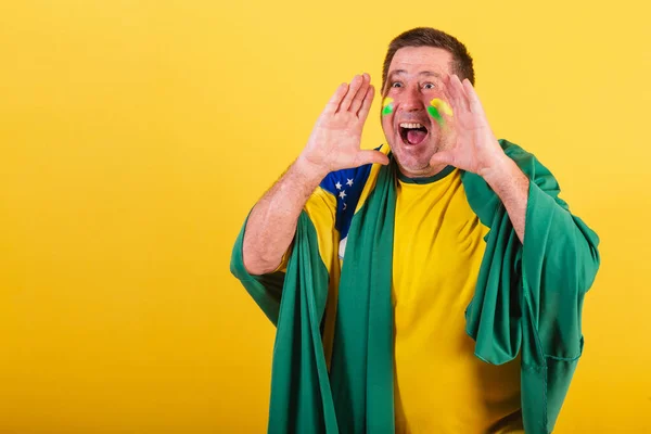 Uomo Adulto Tifoso Calcio Dal Brasile Usando Bandiera Gridando Promozione — Foto Stock