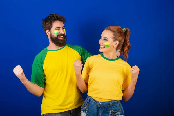 Kaukasisches Paar Fußballfans Aus Brasilien Feiern Und Jubeln — Stockfoto