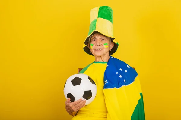나이가 브라질 깃발을 환호하는 축구공을 — 스톡 사진